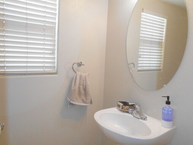 Foto del edificio - Amazing 4 Bedroom Home in A Prime Location!