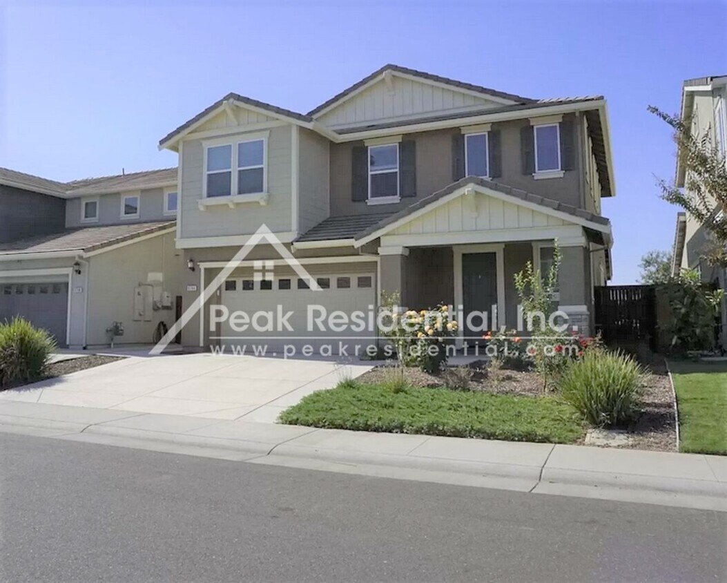 Foto principal - Wonderful Elk Grove 4bd/3ba Home with 2 Car Garage & Loft Area