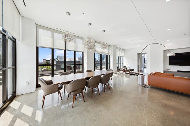 Foto del edificio - 900 W Washington Blvd