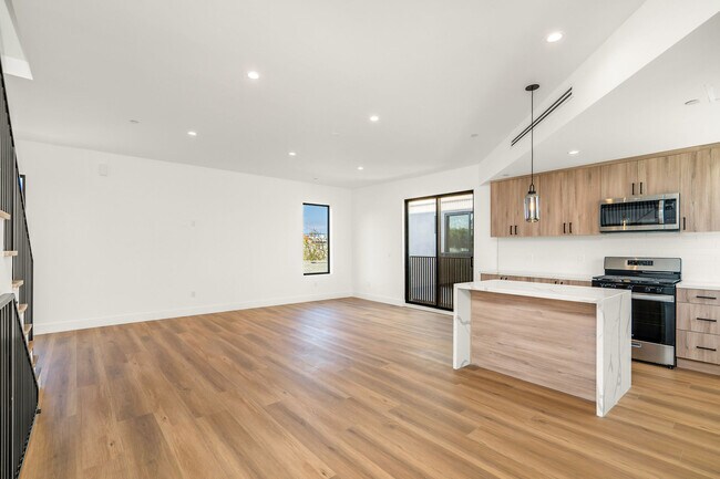 Building Photo - 2204 Carmona Ave