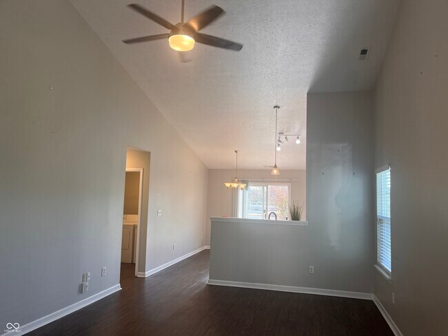 Building Photo - 10937 Snowdrop Way