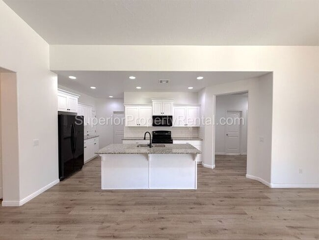 Building Photo - Darling 4 bed, 2 bath home w/2 car garage