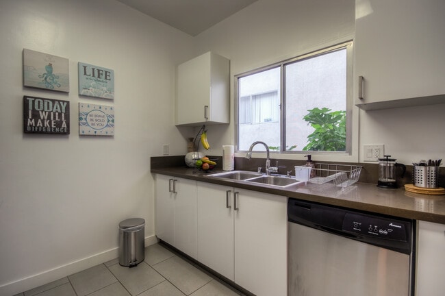 Foto del edificio - 210 S Arnaz Dr