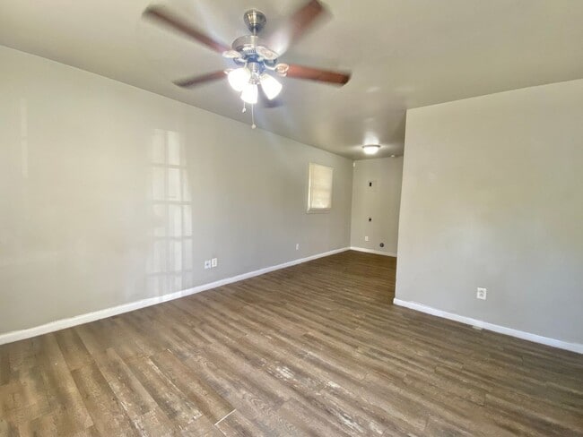 Building Photo - 3 bed 1 bath now available