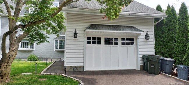Building Photo - 18 Bloomfield Dr