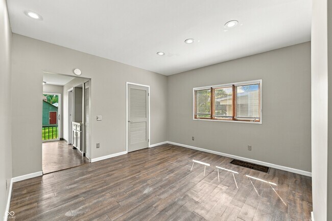 Foto del edificio - 6159 Broadway St