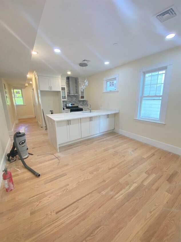 Primary Photo - 28 Putnam Ave