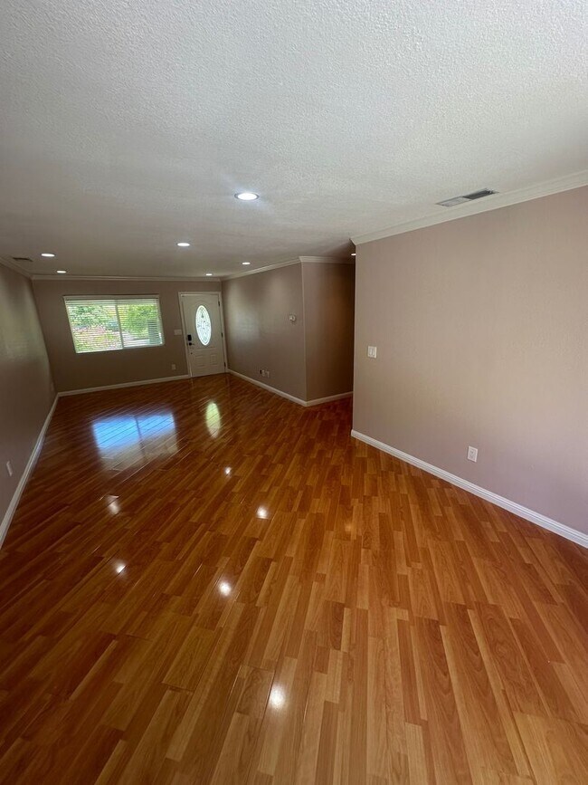 Foto del edificio - 2615 Camloop Dr
