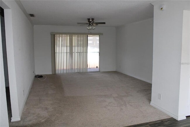 Foto del edificio - 200 Country Club Dr