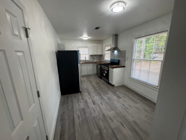 Building Photo - 1836 Cook St