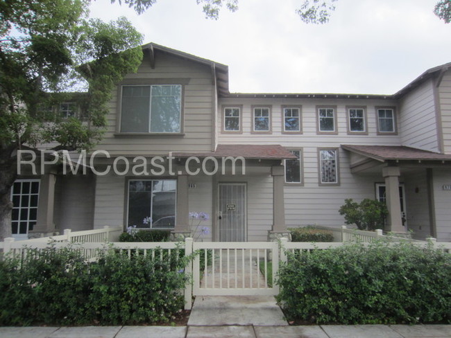 Building Photo - 2 Story Townhome with 3 Beds, 2.5 Baths!