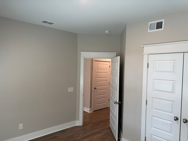 Building Photo - Midtown Townhouse