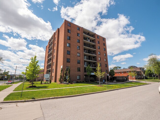 Photo du bâtiment - Askin Tower Apartments