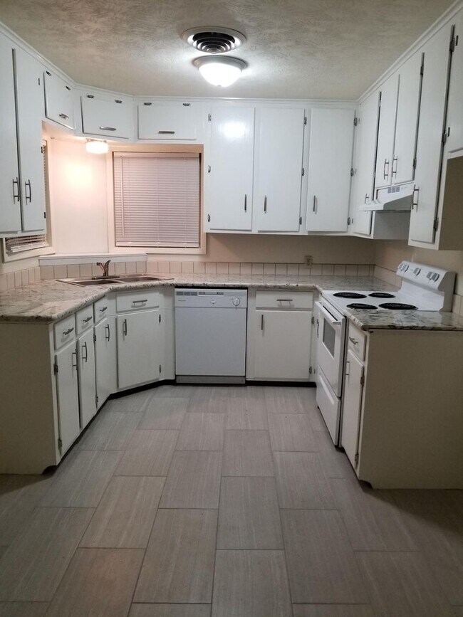 Building Photo - Preleasing Mid March