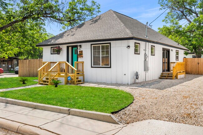 Building Photo - 402 Eskimo St