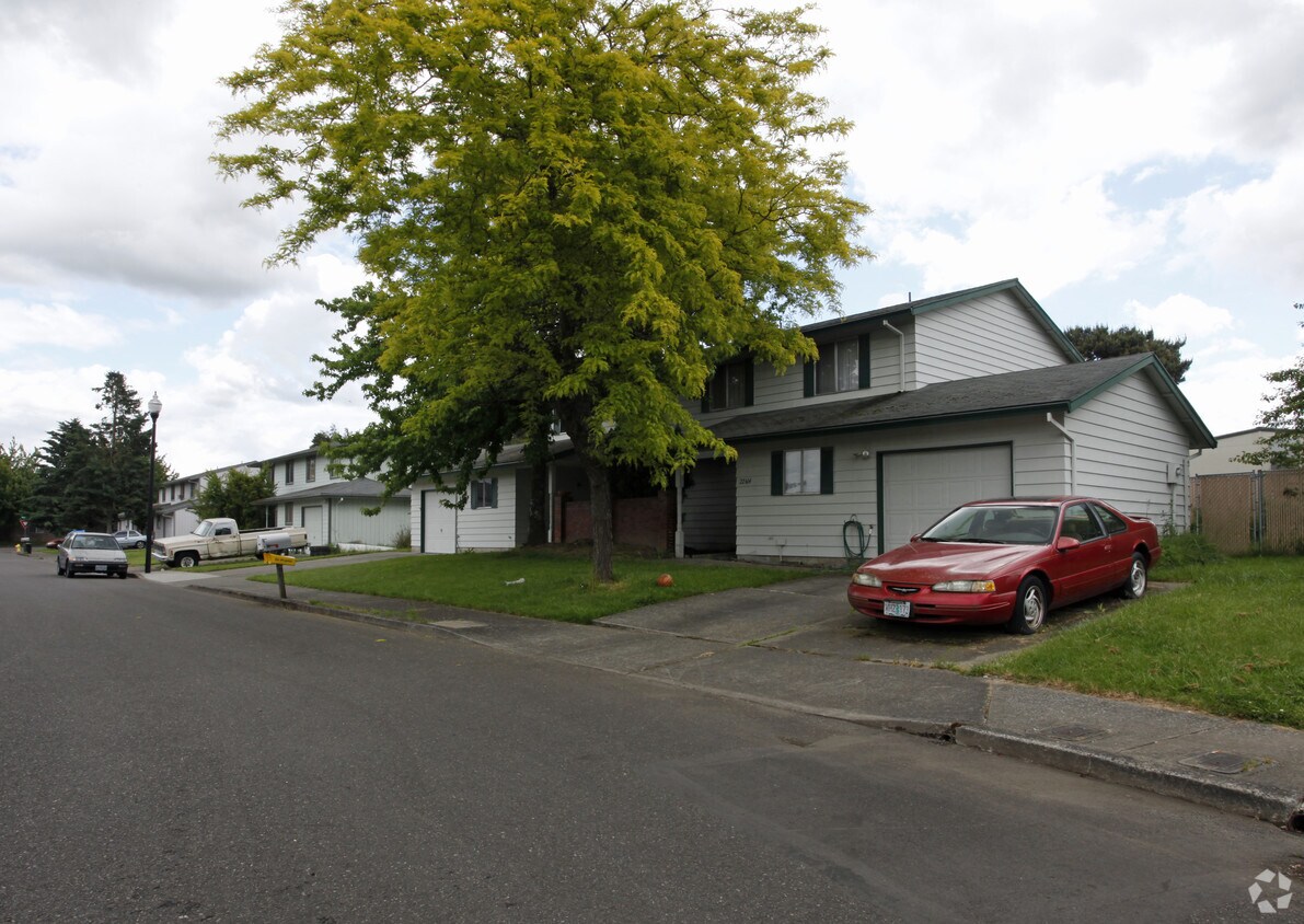 Foto del edificio - 22614-22642 NE Schuyler St