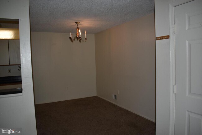 Building Photo - 4 Poillon Ct