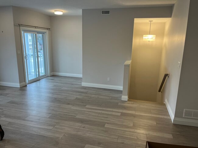 Building Photo - 32 Third Av