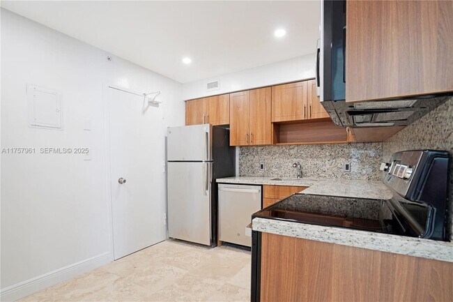 Foto del edificio - 5101 Collins Ave