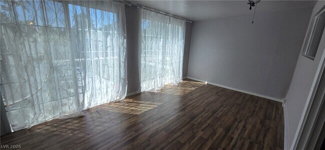 Foto del edificio - 2297 E Desert Inn Rd