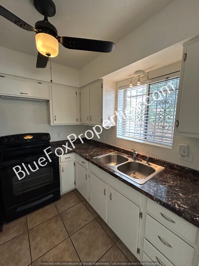 Building Photo - 949 N Montezuma Ave