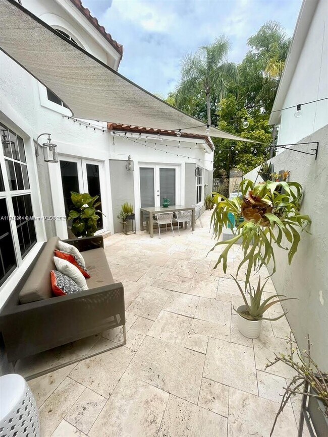 Building Photo - 3070 Allamanda St