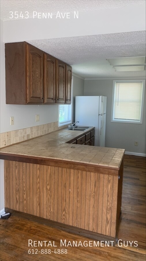 Building Photo - 3 Bedroom 1 bath! Off Street Parking!