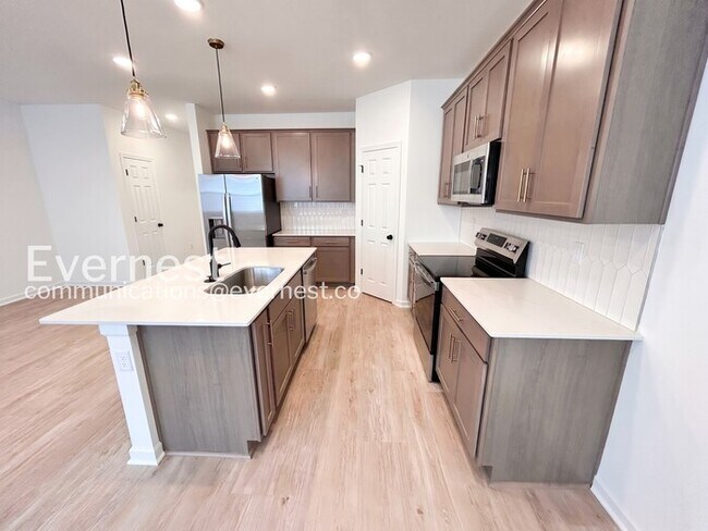 Foto del edificio - 4 Bed/3 Bath Town Home with Fenced Yard & Garage / Available Now!