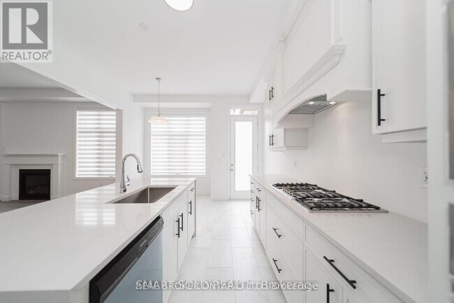 Building Photo - 6 Azure Dr
