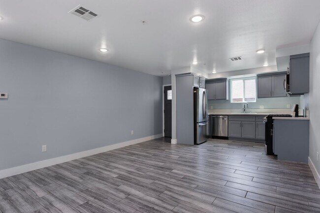 Foto del edificio - Beautiful 4 Bed / 3 Bath apartment with PARKING & IN-UNIT LAUNDRY!