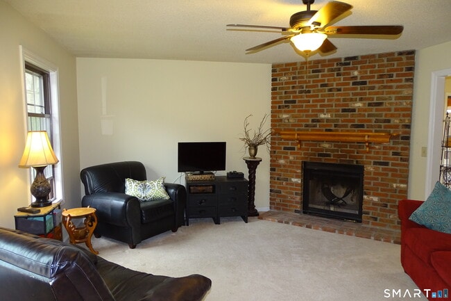 Foto del edificio - 124 Village Ln