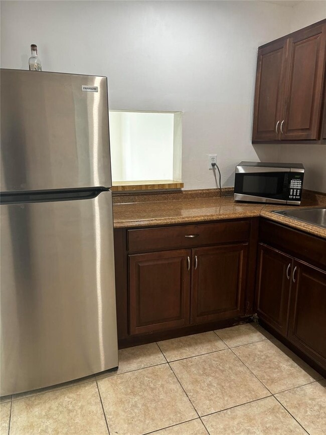 Building Photo - 7901 Colony Cir S