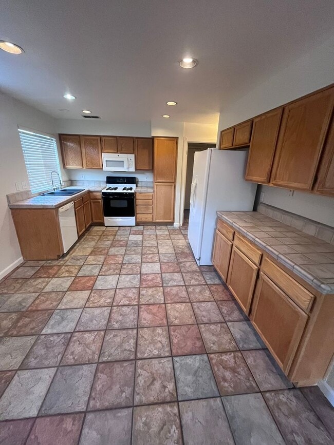 Building Photo - BEAUTIFUL UPDATED HOME IN WEST ROSEVILLE!!