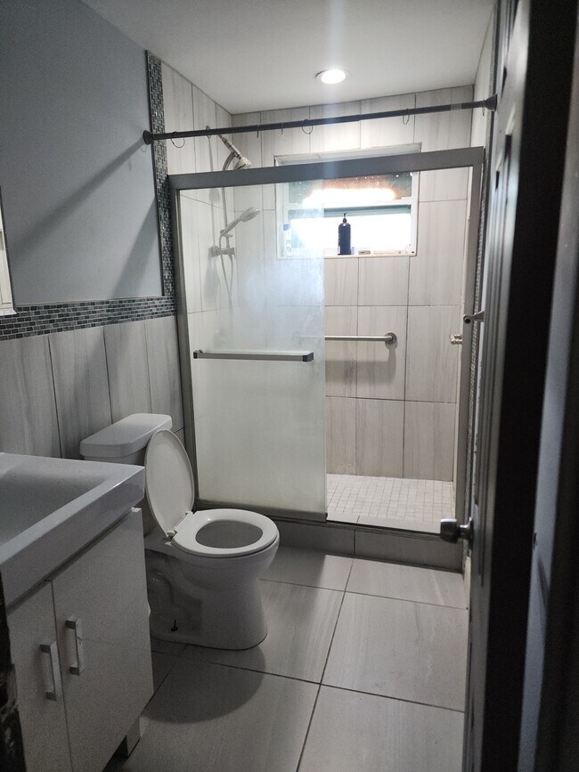Baño - 102 NW 64th St