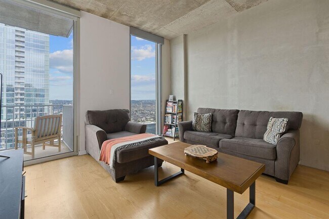 Foto del edificio - 360 Nueces St