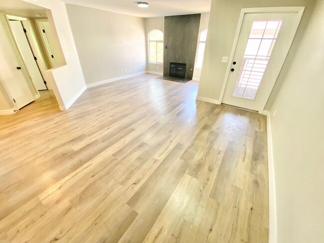 Building Photo - BEAUTIFUL 2 BEDROOM 2 BATHROOM 2 STORY CON...