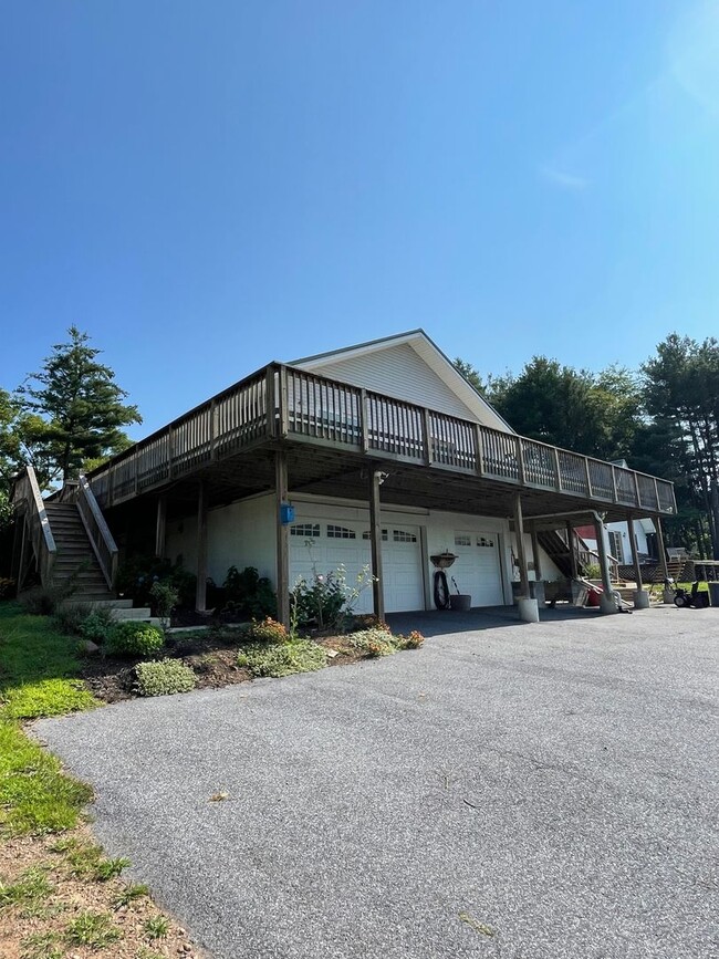 Building Photo - 3 Bedroom Home in Halifax!