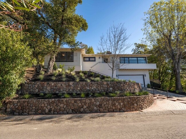 Foto del edificio - Luxurious Greenbrae Breathtaking View Home...