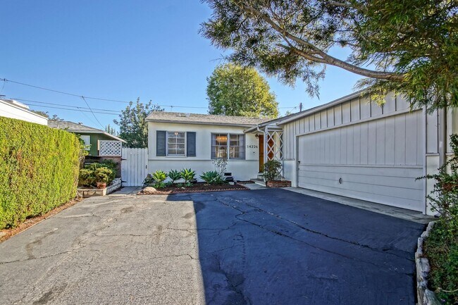 Foto del edificio - CHARMING, BRIGHT & AIRY HOLLYGLEN HOME W/ BEAUTIFULLY LANDSCAPED FRONT & REAR YARDS W/ PATIO BLOC...