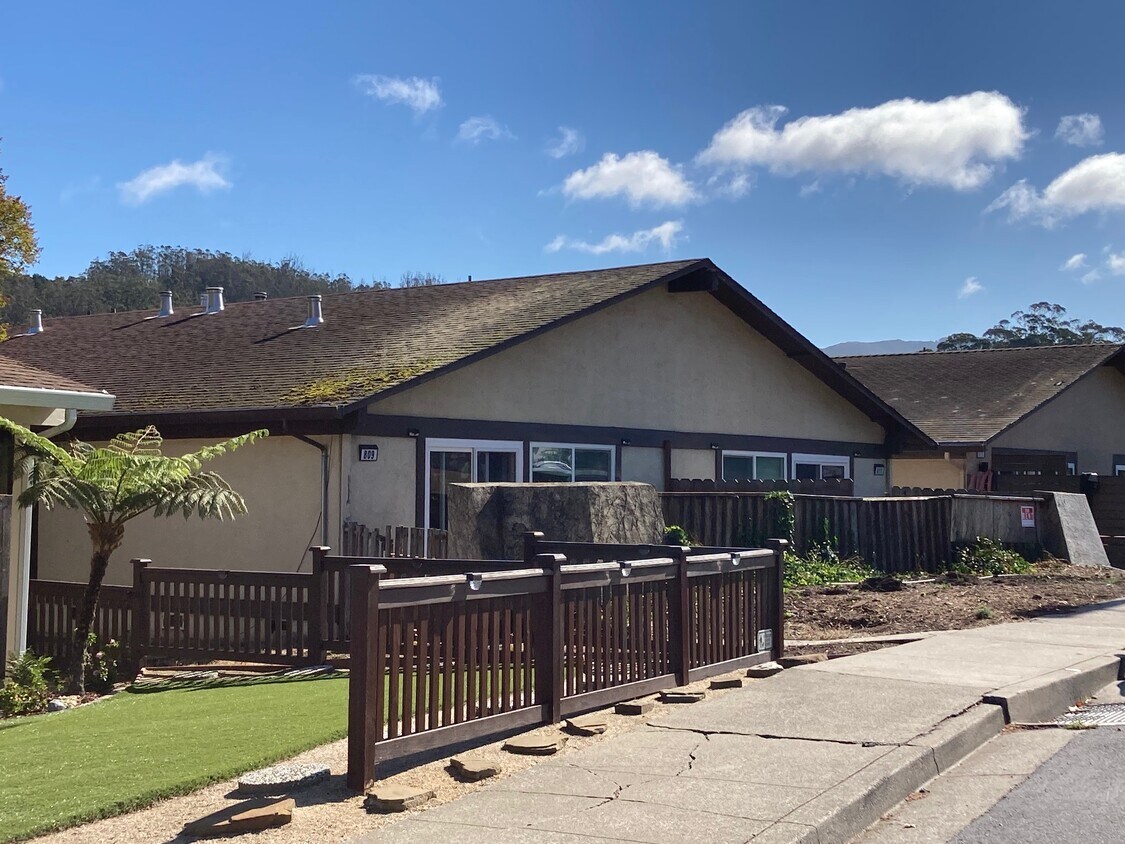 Primary Photo - 811 Rosita Rd