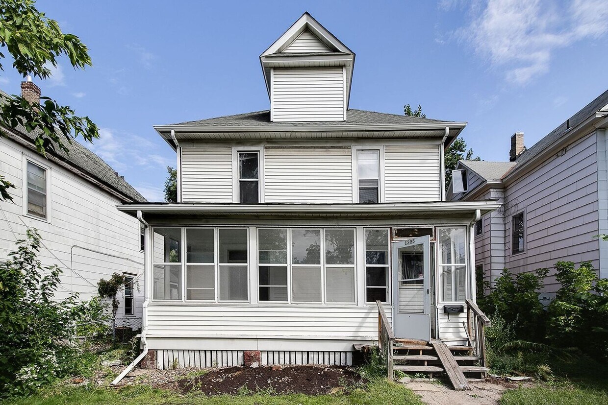 Primary Photo - Only $2,500!! Huge 6 Bedroom SFH in Como A...