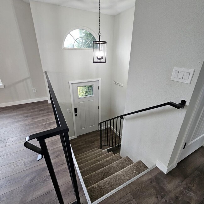 Building Photo - Spacious 4 bedroom home with large