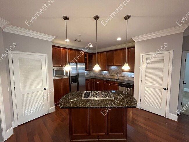 Building Photo - 828 Highland Ln NE