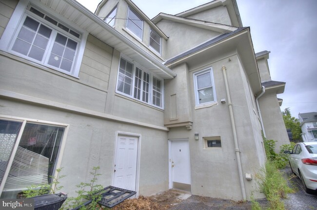 Building Photo - 3101 Gibbons Ave