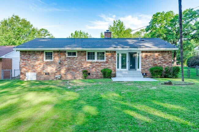 Foto del edificio - 2532 Parkwood Dr