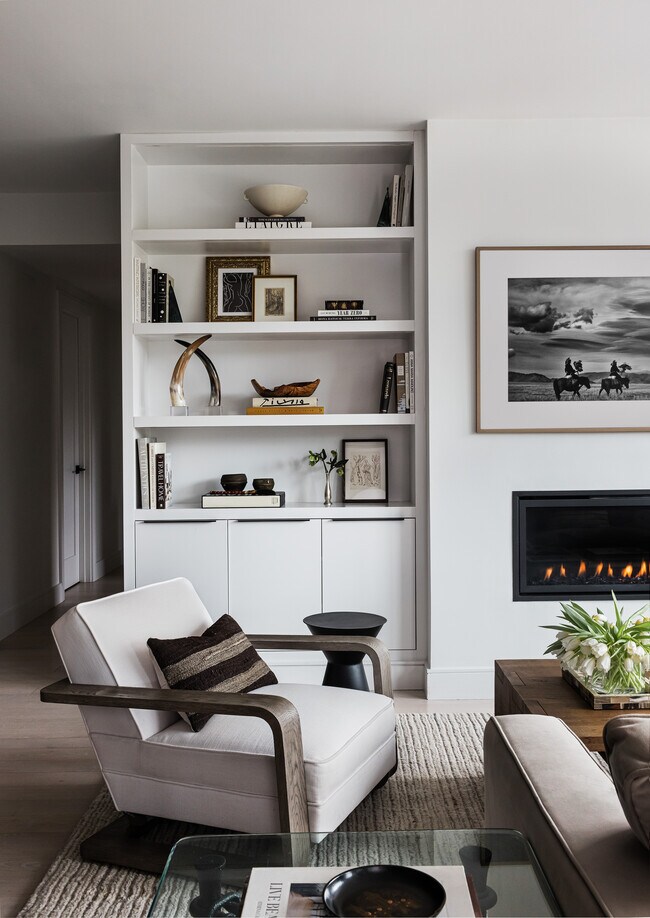 LR Fireplace & Built Ins - 347 Maverick St