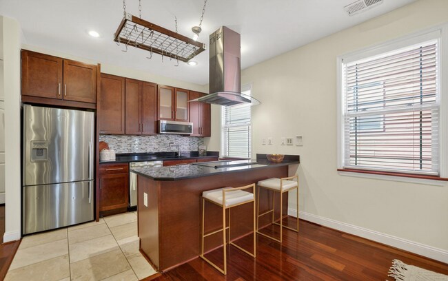 Foto del edificio - 3573 Warder St NW