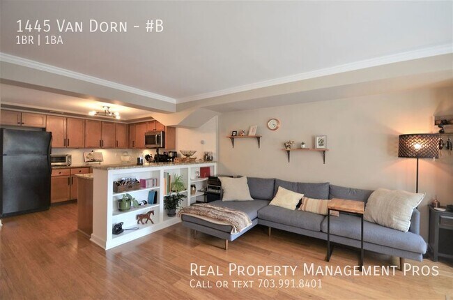 Building Photo - Gorgeous Garden Condo- Huge Private Patio!