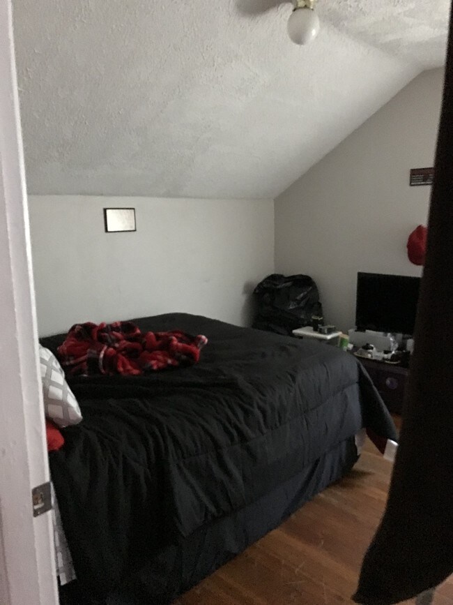 Building Photo - 33 Bancroft St