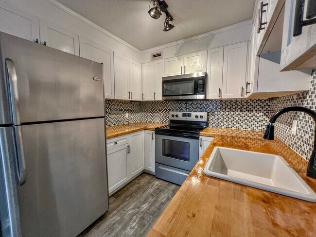 Building Photo - UPDATED 2 Bedroom 2 Bath Woodcrest Condo i...